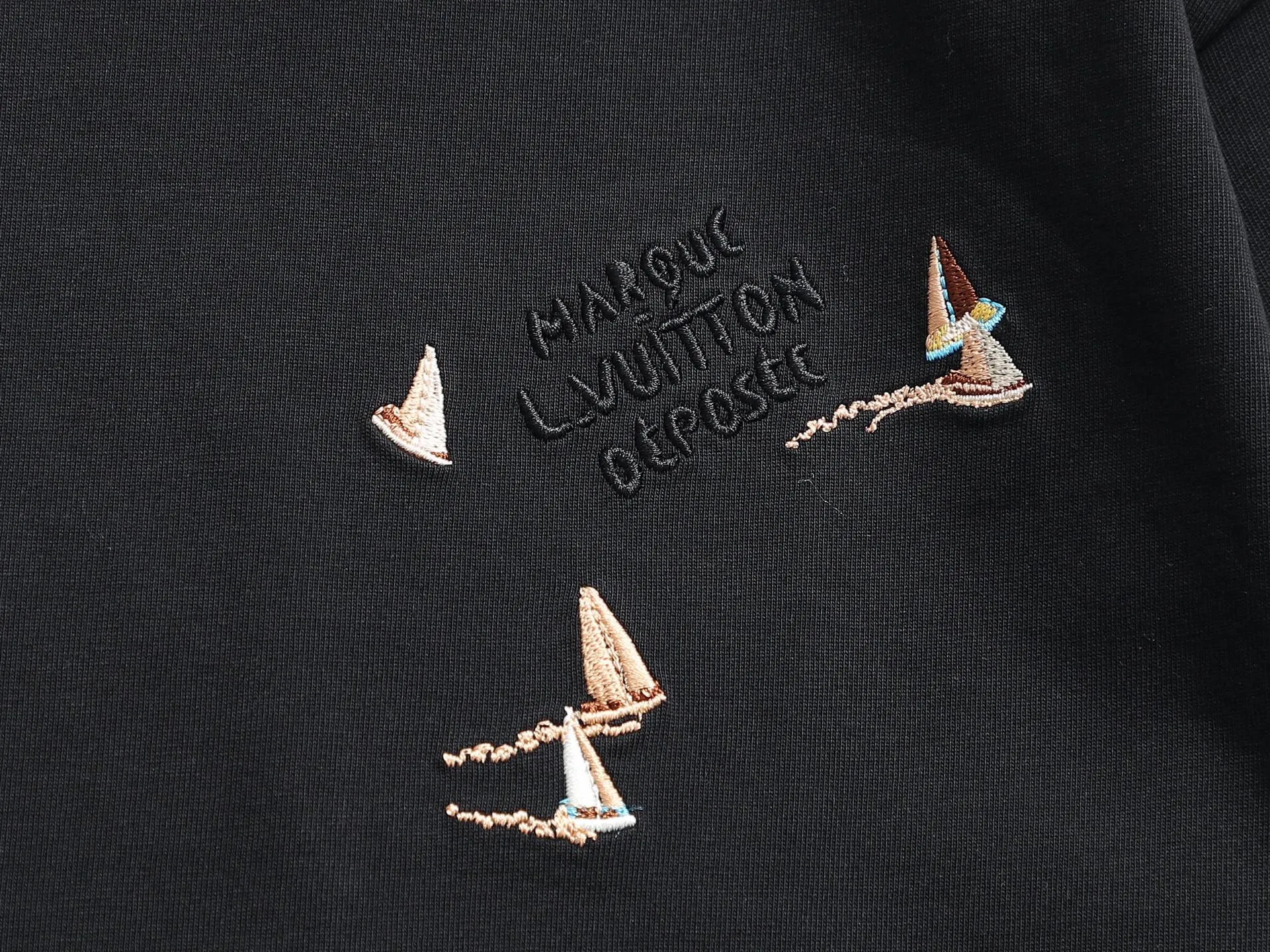 🅿️220 Louis Vuitton/Louis Vuitton High-end craftsmanship 10000 needle embroidery The large sailing ship logo is exquisitely upgraded, inspired by the retro embroidery of the 1980s. The original fabric is the same as the official short-sleeved T-shirt. The fabric is dyed in the same vat. It feels very comfortable. The latest brick cabinet synchronization for spring and summer. Fashionable and personalized. Super versatile and good-looking. It is very suitable for both men and women. A must-have for everyone. Hang tag. Collar label. Washed wheat. Complete with three labels. Color: black, white, blue. Size: S M L XL |
